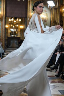 Madrid 'deki Santa Isabel Sarayı' nda Madrid Moda Haftası 'ndaki Atelier Couture gelin podyumu sırasında LUCIA CANO tarafından yaratılan modeller sergileniyor. Marzo, 2024 İspanya