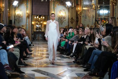 Madrid 'deki Santa Isabel Sarayı' nda Madrid Moda Haftası 'ndaki Atelier Couture gelin podyumu sırasında LUCIA CANO tarafından yaratılan modeller sergileniyor. Marzo, 2024 İspanya