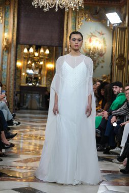 Madrid 'deki Santa Isabel Sarayı' nda Madrid Moda Haftası 'ndaki Atelier Couture gelin podyumu sırasında LUCIA CANO tarafından yaratılan modeller sergileniyor. Marzo, 2024 İspanya