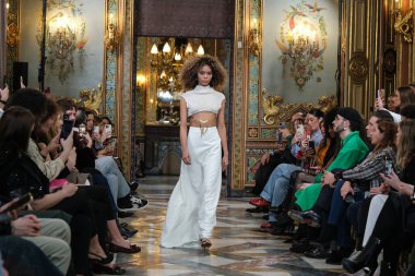 Madrid 'deki Santa Isabel Sarayı' nda Madrid Moda Haftası 'ndaki Atelier Couture gelin podyumu sırasında LUCIA CANO tarafından yaratılan modeller sergileniyor. Marzo, 2024 İspanya