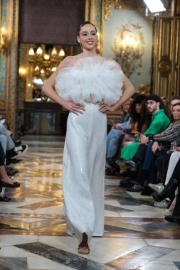 Madrid 'deki Santa Isabel Sarayı' nda Madrid Moda Haftası 'ndaki Atelier Couture gelin podyumu sırasında LUCIA CANO tarafından yaratılan modeller sergileniyor. Marzo, 2024 İspanya