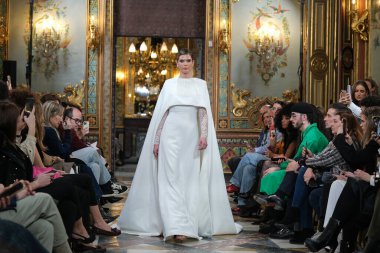 Madrid 'deki Santa Isabel Sarayı' nda Madrid Moda Haftası 'ndaki Atelier Couture gelin podyumu sırasında LUCIA CANO tarafından yaratılan modeller sergileniyor. Marzo, 2024 İspanya