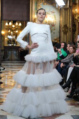 Madrid 'deki Santa Isabel Sarayı' nda Madrid Moda Haftası 'ndaki Atelier Couture gelin podyumu sırasında LUCIA CANO tarafından yaratılan modeller sergileniyor. Marzo, 2024 İspanya