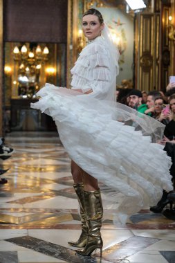 Madrid 'deki Santa Isabel Sarayı' nda Madrid Moda Haftası 'ndaki Atelier Couture gelin podyumu sırasında LUCIA CANO tarafından yaratılan modeller sergileniyor. Marzo, 2024 İspanya