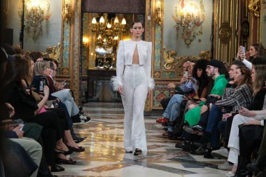 Madrid 'deki Santa Isabel Sarayı' nda Madrid Moda Haftası 'ndaki Atelier Couture gelin podyumu sırasında LUCIA CANO tarafından yaratılan modeller sergileniyor. Marzo, 2024 İspanya