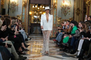 Madrid 'deki Santa Isabel Sarayı' nda Madrid Moda Haftası 'ndaki Atelier Couture gelin podyumu sırasında LUCIA CANO tarafından yaratılan modeller sergileniyor. Marzo, 2024 İspanya