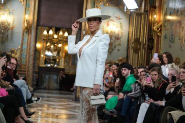 Madrid 'deki Santa Isabel Sarayı' nda Madrid Moda Haftası 'ndaki Atelier Couture gelin podyumu sırasında LUCIA CANO tarafından yaratılan modeller sergileniyor. Marzo, 2024 İspanya