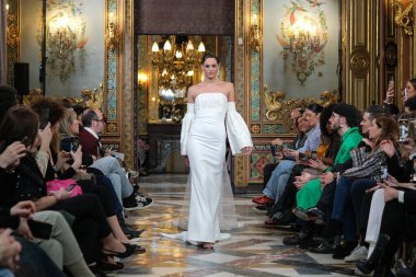 Madrid 'deki Santa Isabel Sarayı' nda Madrid Moda Haftası 'ndaki Atelier Couture gelin podyumu sırasında LUCIA CANO tarafından yaratılan modeller sergileniyor. Marzo, 2024 İspanya