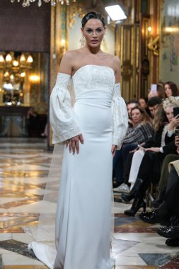 Madrid 'deki Santa Isabel Sarayı' nda Madrid Moda Haftası 'ndaki Atelier Couture gelin podyumu sırasında LUCIA CANO tarafından yaratılan modeller sergileniyor. Marzo, 2024 İspanya