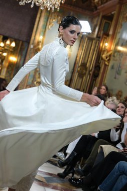 Madrid 'deki Santa Isabel Sarayı' nda Madrid Moda Haftası 'ndaki Atelier Couture gelin podyumu sırasında LUCIA CANO tarafından yaratılan modeller sergileniyor. Marzo, 2024 İspanya