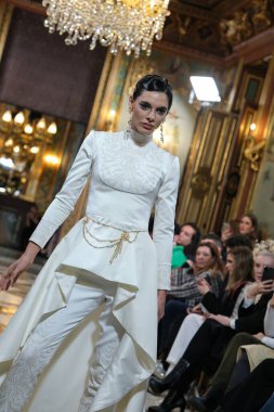 Madrid 'deki Santa Isabel Sarayı' nda Madrid Moda Haftası 'ndaki Atelier Couture gelin podyumu sırasında LUCIA CANO tarafından yaratılan modeller sergileniyor. Marzo, 2024 İspanya