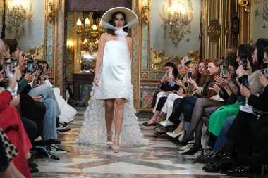 Madrid 'deki Santa Isabel Sarayı' nda Madrid Moda Haftası 'nda Atılier Couture gelin podyumu sırasında SARA OMATOS tarafından yapılan modeller sergilenmektedir. Marzo, 2024 İspanya