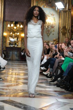 Madrid 'deki Santa Isabel Sarayı' nda Madrid Moda Haftası 'nda Atılier Couture gelin podyumu sırasında SARA OMATOS tarafından yapılan modeller sergilenmektedir. Marzo, 2024 İspanya