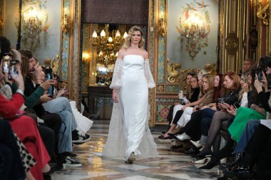 Madrid 'deki Santa Isabel Sarayı' nda Madrid Moda Haftası 'nda Atılier Couture gelin podyumu sırasında SARA OMATOS tarafından yapılan modeller sergilenmektedir. Marzo, 2024 İspanya