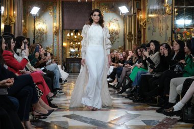 Madrid 'deki Santa Isabel Sarayı' nda Madrid Moda Haftası 'nda Atılier Couture gelin podyumu sırasında SARA OMATOS tarafından yapılan modeller sergilenmektedir. Marzo, 2024 İspanya