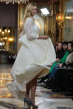 Madrid 'deki Santa Isabel Sarayı' nda Madrid Moda Haftası 'nda Atılier Couture gelin podyumu sırasında SARA OMATOS tarafından yapılan modeller sergilenmektedir. Marzo, 2024 İspanya