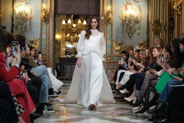 Madrid 'deki Santa Isabel Sarayı' nda Madrid Moda Haftası 'nda Atılier Couture gelin podyumu sırasında SARA OMATOS tarafından yapılan modeller sergilenmektedir. Marzo, 2024 İspanya