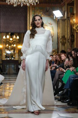 Madrid 'deki Santa Isabel Sarayı' nda Madrid Moda Haftası 'nda Atılier Couture gelin podyumu sırasında SARA OMATOS tarafından yapılan modeller sergilenmektedir. Marzo, 2024 İspanya