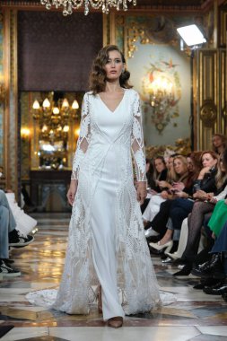 Madrid 'deki Santa Isabel Sarayı' nda Madrid Moda Haftası 'nda Atılier Couture gelin podyumu sırasında SARA OMATOS tarafından yapılan modeller sergilenmektedir. Marzo, 2024 İspanya