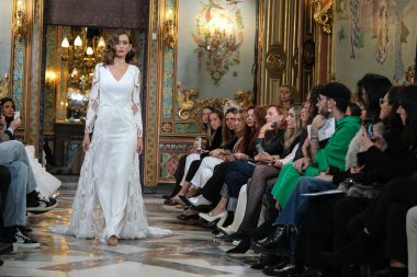 Madrid 'deki Santa Isabel Sarayı' nda Madrid Moda Haftası 'nda Atılier Couture gelin podyumu sırasında SARA OMATOS tarafından yapılan modeller sergilenmektedir. Marzo, 2024 İspanya