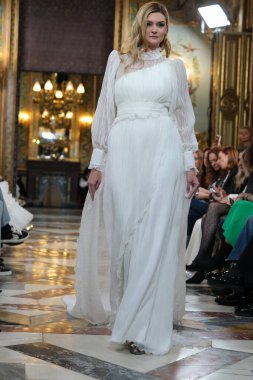 Madrid 'deki Santa Isabel Sarayı' nda Madrid Moda Haftası 'nda Atılier Couture gelin podyumu sırasında SARA OMATOS tarafından yapılan modeller sergilenmektedir. Marzo, 2024 İspanya