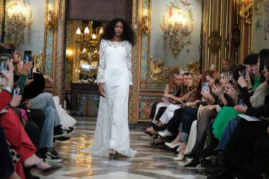 Madrid 'deki Santa Isabel Sarayı' nda Madrid Moda Haftası 'nda Atılier Couture gelin podyumu sırasında SARA OMATOS tarafından yapılan modeller sergilenmektedir. Marzo, 2024 İspanya