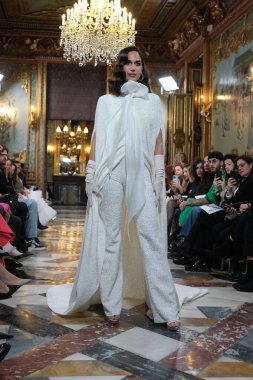 Madrid 'deki Santa Isabel Sarayı' nda Madrid Moda Haftası 'nda Atılier Couture gelin podyumu sırasında SARA OMATOS tarafından yapılan modeller sergilenmektedir. Marzo, 2024 İspanya