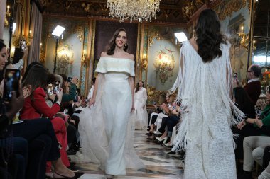 Madrid 'deki Santa Isabel Sarayı' nda Madrid Moda Haftası 'nda Atılier Couture gelin podyumu sırasında SARA OMATOS tarafından yapılan modeller sergilenmektedir. Marzo, 2024 İspanya