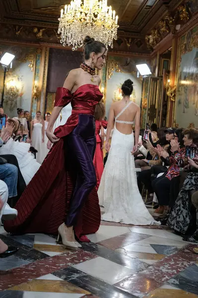Madrid 'deki Santa Isabel Sarayı' nda Madrid Moda Haftası 'ndaki Atelier Couture gelin podyumu sırasında INMACULADA RODRIGUES tarafından üretilen modeller sergilenmektedir. Marzo, 2024 İspanya