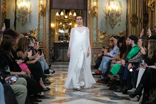 Model Představuje Výtvory Lucia Cano Během Svatební Lávky Atelier Couture — Stock fotografie
