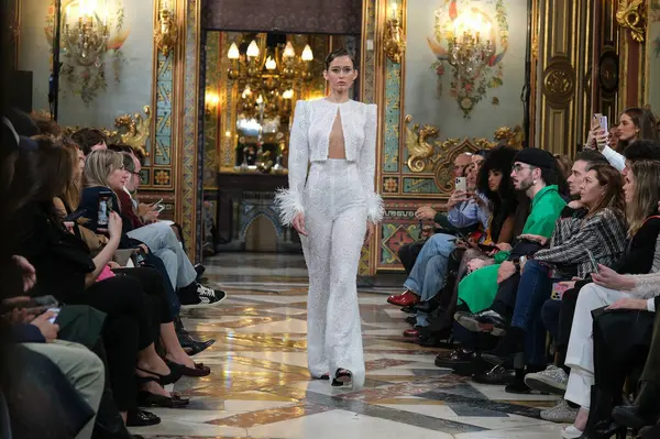 Model Představuje Výtvory Lucia Cano Během Svatební Lávky Atelier Couture — Stock fotografie