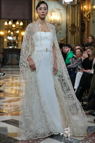Model Showcases Creations Lucia Cano Atelier Couture Bridal Catwalk Madrid — Stock Photo, Image