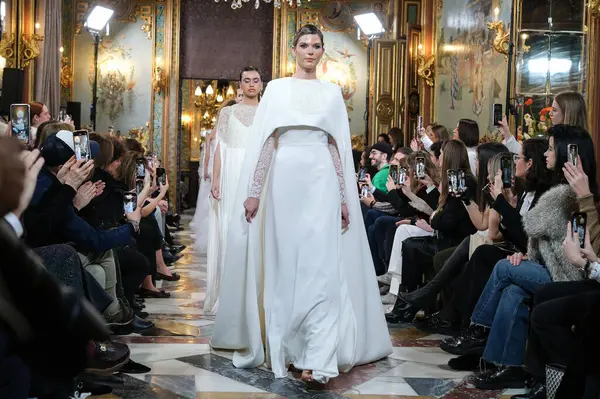 Modelka Prezentuje Kreacje Lucia Cano Podczas Ślubnego Wybiegu Atelier Couture — Zdjęcie stockowe