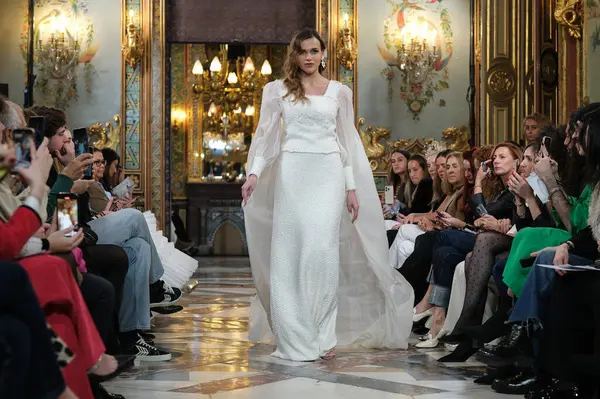 Madrid 'deki Santa Isabel Sarayı' nda Madrid Moda Haftası 'nda Atılier Couture gelin podyumu sırasında SARA OMATOS tarafından yapılan modeller sergilenmektedir. Marzo, 2024 İspanya