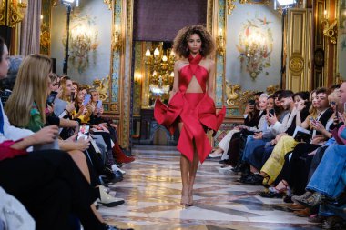 Madrid 'deki Santa Isabel Sarayı' nda Madrid Moda Haftası 'nda Atelier Couture gelin podyumu sırasında DE LA CIERVA y NICOLS tarafından yapılan modeller sergilenmektedir. 13 Marzo 2024 İspanya