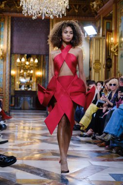 Madrid 'deki Santa Isabel Sarayı' nda Madrid Moda Haftası 'nda Atelier Couture gelin podyumu sırasında DE LA CIERVA y NICOLS tarafından yapılan modeller sergilenmektedir. 13 Marzo 2024 İspanya