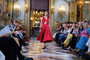 Madrid 'deki Santa Isabel Sarayı' nda Madrid Moda Haftası 'nda Atelier Couture gelin podyumu sırasında DE LA CIERVA y NICOLS tarafından yapılan modeller sergilenmektedir. 13 Marzo 2024 İspanya