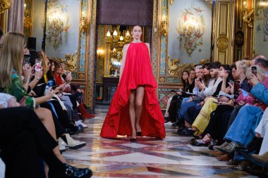 Madrid 'deki Santa Isabel Sarayı' nda Madrid Moda Haftası 'nda Atelier Couture gelin podyumu sırasında DE LA CIERVA y NICOLS tarafından yapılan modeller sergilenmektedir. 13 Marzo 2024 İspanya
