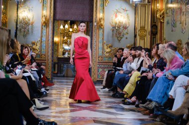 Madrid 'deki Santa Isabel Sarayı' nda Madrid Moda Haftası 'nda Atelier Couture gelin podyumu sırasında DE LA CIERVA y NICOLS tarafından yapılan modeller sergilenmektedir. 13 Marzo 2024 İspanya