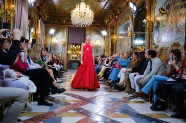 Madrid 'deki Santa Isabel Sarayı' nda Madrid Moda Haftası 'nda Atelier Couture gelin podyumu sırasında DE LA CIERVA y NICOLS tarafından yapılan modeller sergilenmektedir. 13 Marzo 2024 İspanya