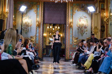 Madrid 'deki Santa Isabel Sarayı' nda Madrid Moda Haftası 'nda Atelier Couture gelin podyumu sırasında DE LA CIERVA y NICOLS tarafından yapılan modeller sergilenmektedir. 13 Marzo 2024 İspanya
