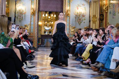 Madrid 'deki Santa Isabel Sarayı' nda Madrid Moda Haftası 'nda Atelier Couture gelin podyumu sırasında DE LA CIERVA y NICOLS tarafından yapılan modeller sergilenmektedir. 13 Marzo 2024 İspanya