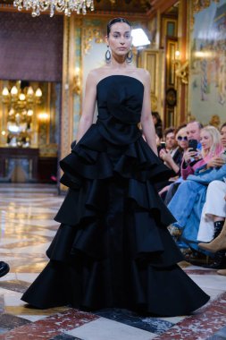 Madrid 'deki Santa Isabel Sarayı' nda Madrid Moda Haftası 'nda Atelier Couture gelin podyumu sırasında DE LA CIERVA y NICOLS tarafından yapılan modeller sergilenmektedir. 13 Marzo 2024 İspanya