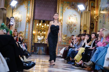 Madrid 'deki Santa Isabel Sarayı' nda Madrid Moda Haftası 'nda Atelier Couture gelin podyumu sırasında DE LA CIERVA y NICOLS tarafından yapılan modeller sergilenmektedir. 13 Marzo 2024 İspanya