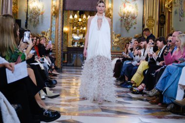 Madrid 'deki Santa Isabel Sarayı' nda Madrid Moda Haftası 'nda Atelier Couture gelin podyumu sırasında DE LA CIERVA y NICOLS tarafından yapılan modeller sergilenmektedir. 13 Marzo 2024 İspanya