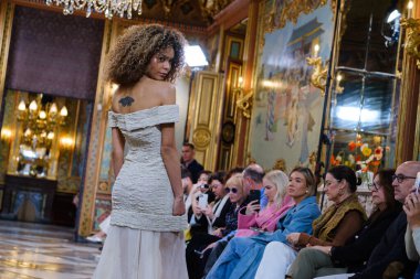 Madrid 'deki Santa Isabel Sarayı' nda Madrid Moda Haftası 'nda Atelier Couture gelin podyumu sırasında DE LA CIERVA y NICOLS tarafından yapılan modeller sergilenmektedir. 13 Marzo 2024 İspanya