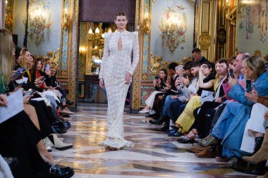 Madrid 'deki Santa Isabel Sarayı' nda Madrid Moda Haftası 'nda Atelier Couture gelin podyumu sırasında DE LA CIERVA y NICOLS tarafından yapılan modeller sergilenmektedir. 13 Marzo 2024 İspanya