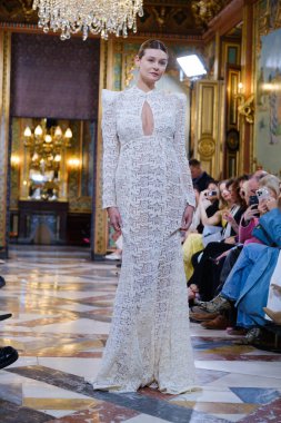 Madrid 'deki Santa Isabel Sarayı' nda Madrid Moda Haftası 'nda Atelier Couture gelin podyumu sırasında DE LA CIERVA y NICOLS tarafından yapılan modeller sergilenmektedir. 13 Marzo 2024 İspanya