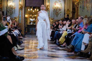 Madrid 'deki Santa Isabel Sarayı' nda Madrid Moda Haftası 'nda Atelier Couture gelin podyumu sırasında DE LA CIERVA y NICOLS tarafından yapılan modeller sergilenmektedir. 13 Marzo 2024 İspanya