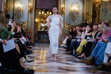 Madrid 'deki Santa Isabel Sarayı' nda Madrid Moda Haftası 'nda Atelier Couture gelin podyumu sırasında DE LA CIERVA y NICOLS tarafından yapılan modeller sergilenmektedir. 13 Marzo 2024 İspanya